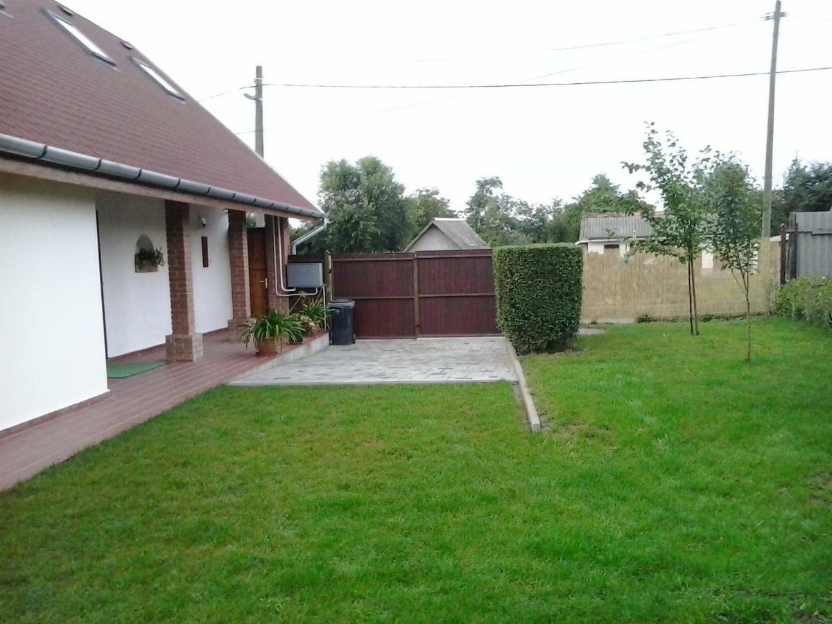 Tiszavirag Vendeghaz Villa Tiszabábolna Exteriör bild